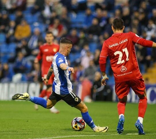 Javi Moreno, jugador del Hércules, frente a Terrassa