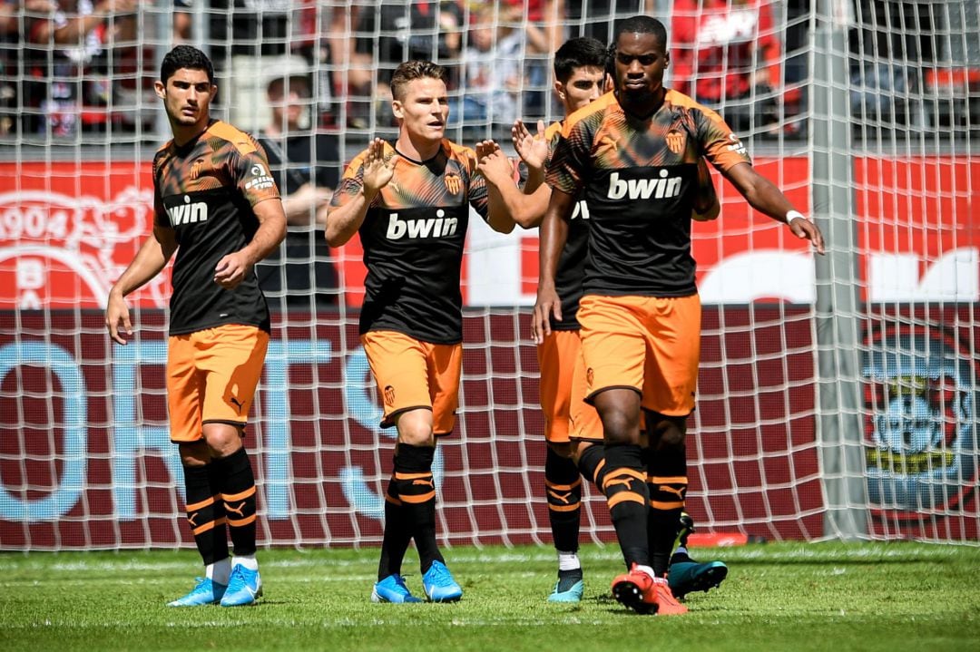 Leverkusen (Germany), Valencia&#039;s Kevin Gameiro (C) celebrates with his teammates after scoring the 1-0 lead from the penalty spot during the international friendly soccer match between Bayer Leverkusen and Valencia CF at BayArena in Leverkusen, Germany, 04 August 2019. (Futbol, Amistoso, Alemania) EFE, EPA, SASCHA STEINBACH