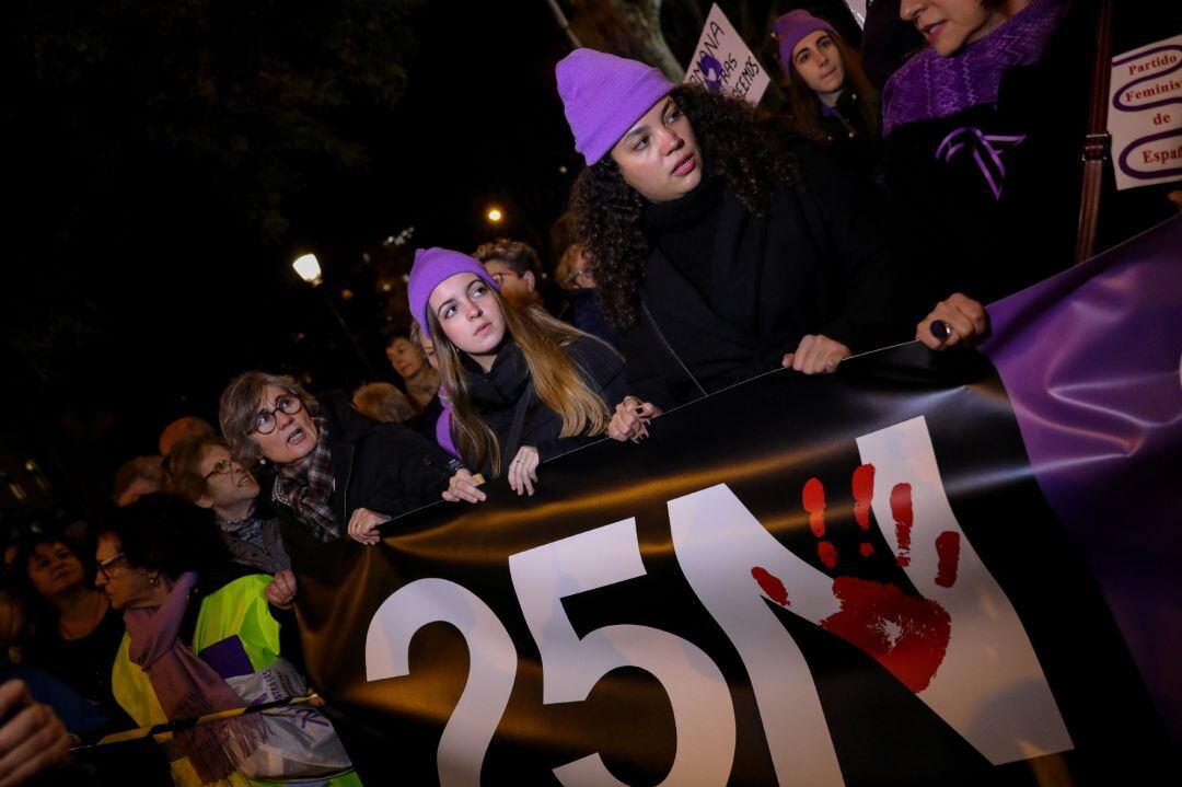 Archivo - Varias mujeres sostienen una pancarta en la que se lee &#039;25N&#039; en una manifestación por el Día Internacional de la Eliminación de la Violencia contra la Mujer, foto de archivo