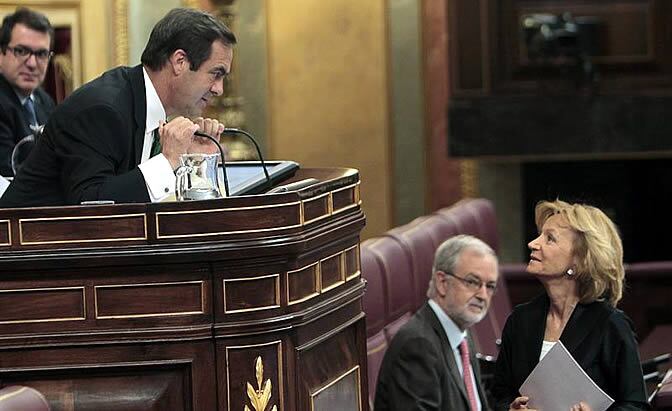 La vicepresidenta económica, Elena Salgado, conversa con el presidente del Congreso, José Bono, antes de su intervención en el debate del Decreto Ley que reactivará por dos años el Impuesto de Patrimonio,