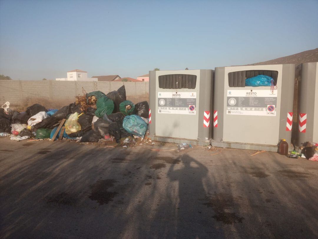 Basura acumulada en La Línea.
