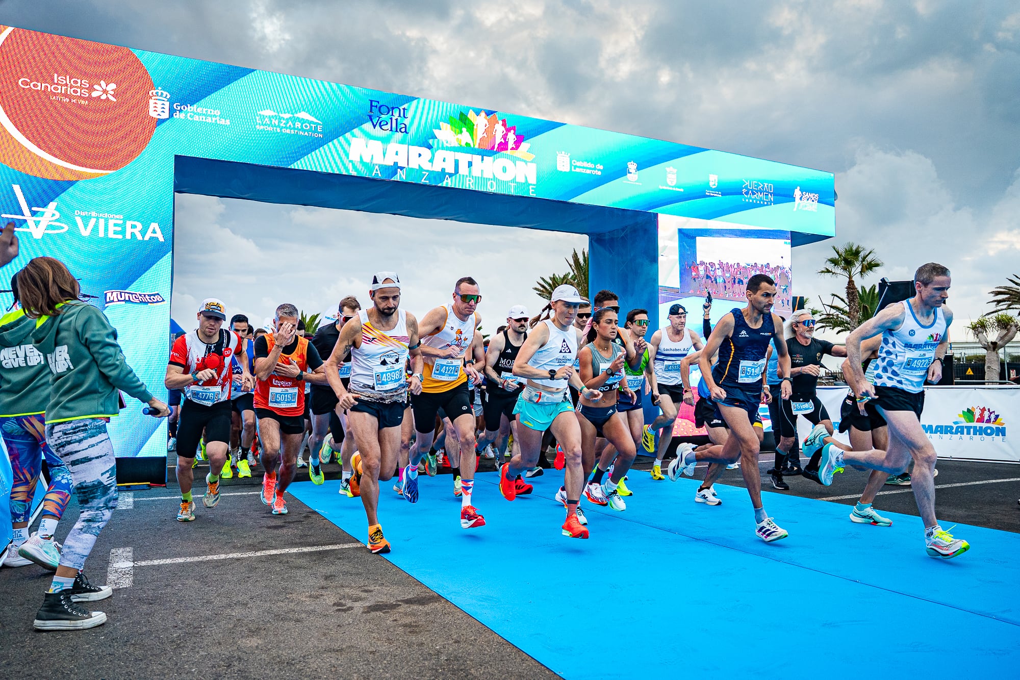 Corredores en la Font Vella Lanzarote International Marathon.