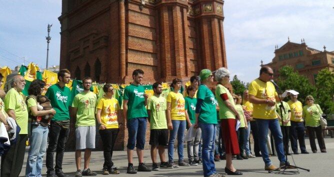 Representants de Som Escola, l'Assemblea de Docents de les Illes Balears i la plataforma Escola Valenciana, a l'Arc de Triomf de Barcelona