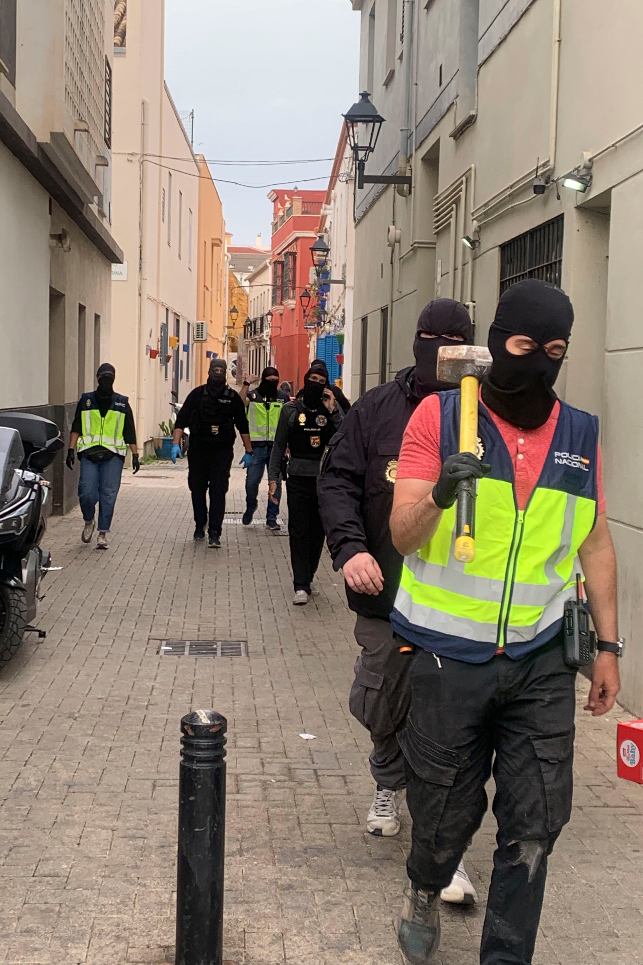 MÁLAGA, 28/04/2026.-La Policía Nacional ha practicado este martes más de una veintena de registros y ha detenido a varios investigados durante un fuerte despliegue policial en el barrio de La Trinidad en Málaga en torno a los últimos enfrentamientos por clanes familiares en los que se han producido varios tiroteos en las últimas semanas. Agentes uniformados y de paisano con el apoyo de más de una decena de furgones policiales y un helicóptero se han desplegado desde primera hora de la mañana en las calles de este barrio, según ha podido comprobar EFE.-EFE/ Montserrat Martínez