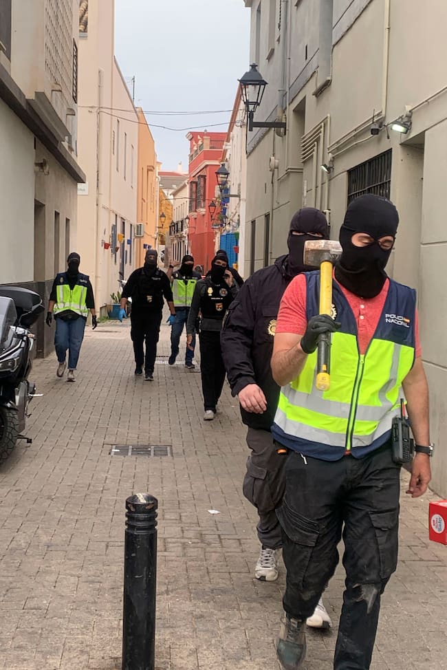 MÁLAGA, 28/04/2026.-La Policía Nacional ha practicado este martes más de una veintena de registros y ha detenido a varios investigados durante un fuerte despliegue policial en el barrio de La Trinidad en Málaga en torno a los últimos enfrentamientos por clanes familiares en los que se han producido varios tiroteos en las últimas semanas. Agentes uniformados y de paisano con el apoyo de más de una decena de furgones policiales y un helicóptero se han desplegado desde primera hora de la mañana en las calles de este barrio, según ha podido comprobar EFE.-EFE/ Montserrat Martínez