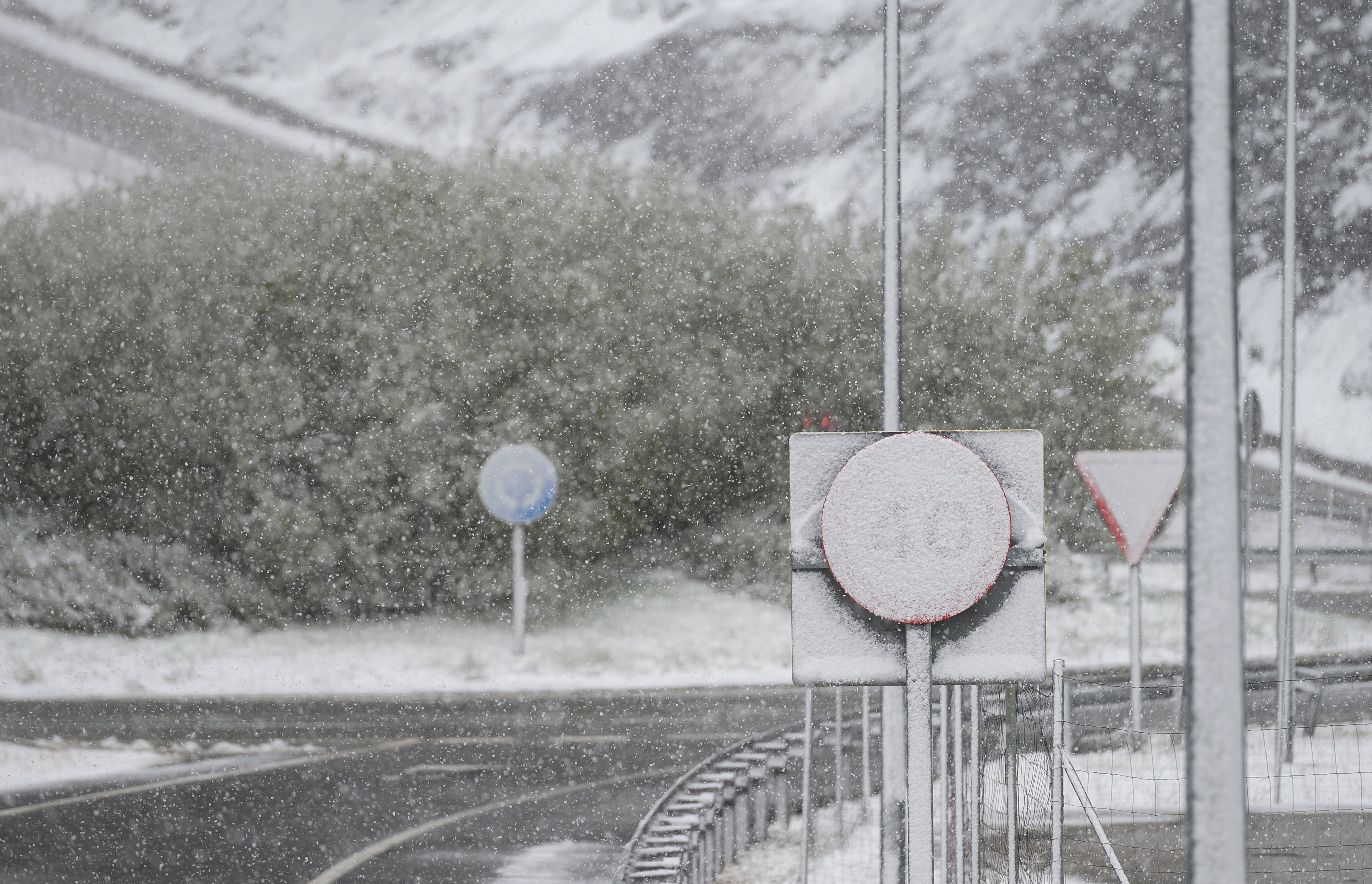Nevada sobre la autopista A-67, este viernes, a la altura de la localidad cántabra de Pesquera.