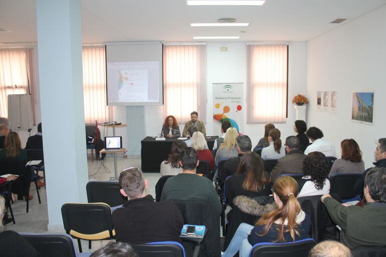 El delegado de empleo, Juan José Martín Arcos junto con la alcaldesa de Salobreña, Maria Eugenia Rufino, inauguran las Jornadas sobre &quot;Transformación digital&quot;