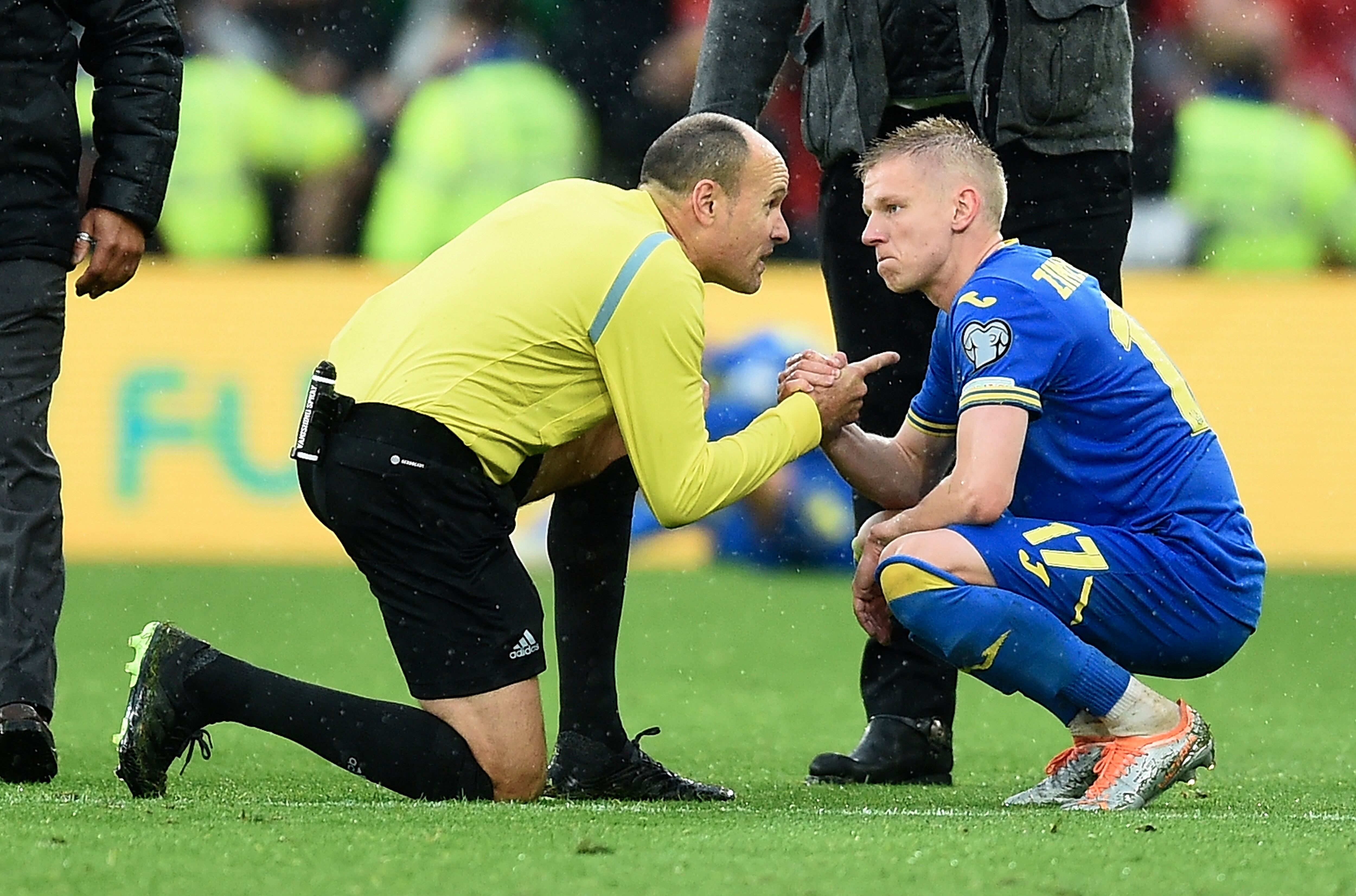 Mateu Lahoz consolando a Oleksandr Zinchenko después de la eliminación de Ucrania del Mundial