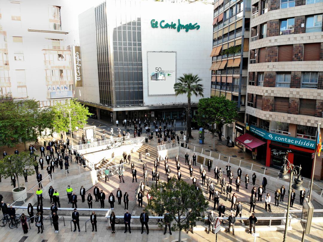 Una representación de la plantilla de El Corte Inglés de València posando frente al edificio de Pintor Sorolla, así como el logo del 50 Aniversario