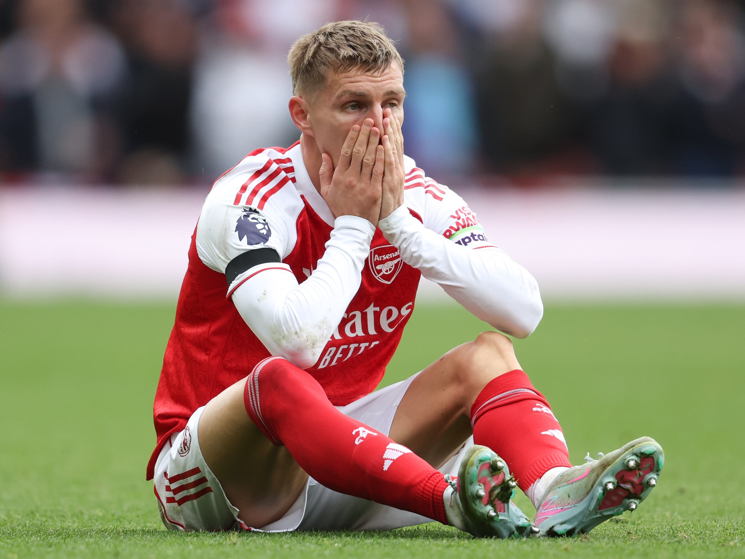 Odegaard se duele por su lesión de rodilla ante el West Ham