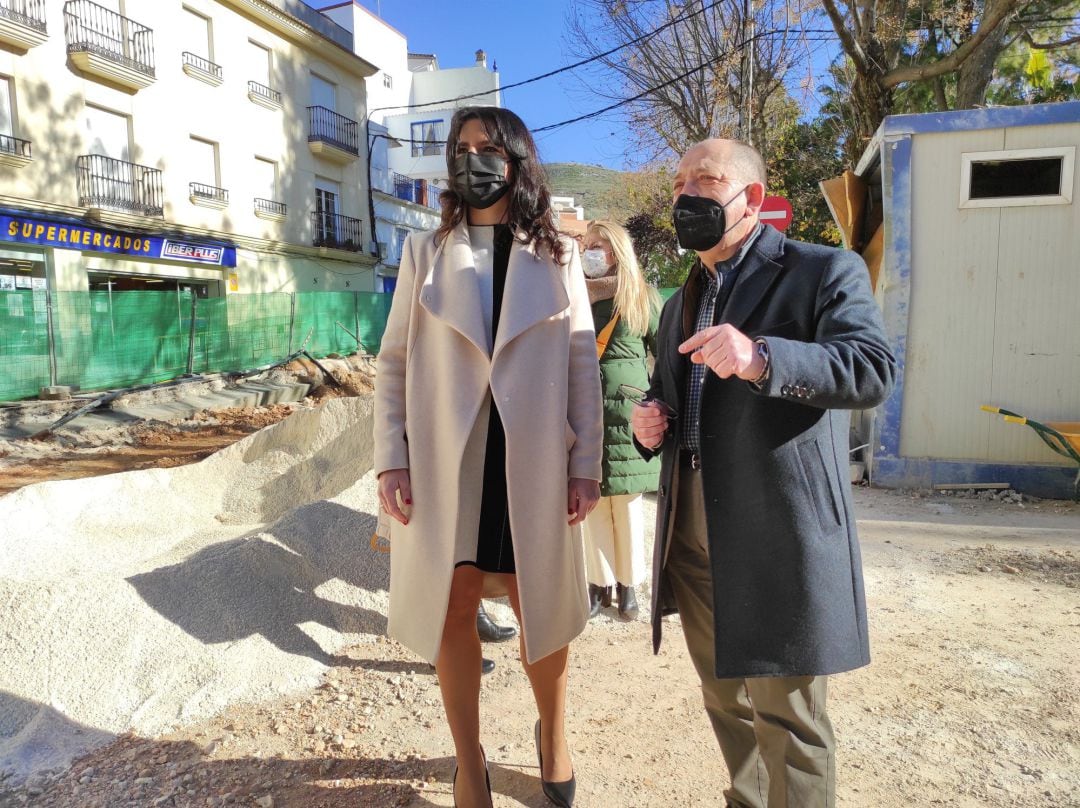 Purificación Joyera y Salvador Cubero visitan la obra de recanalización del arroyo que atraviesa Doña Mencía