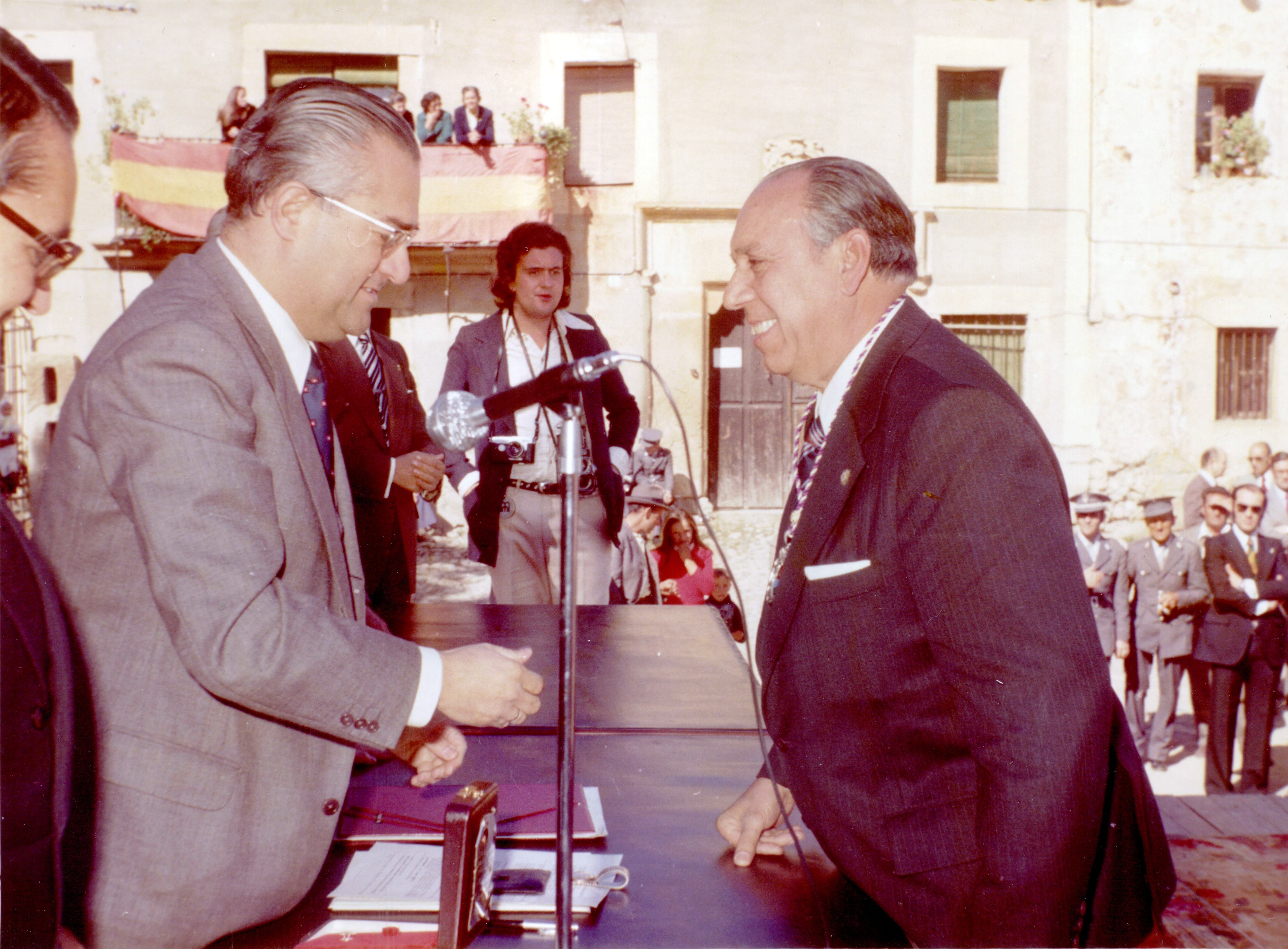 Un joven Aurelio Martín es testigo, en el año 1974, de la entrega de la medalla de oro de Segovia a Don Antonio Hernández, fundador de Radio Segovia