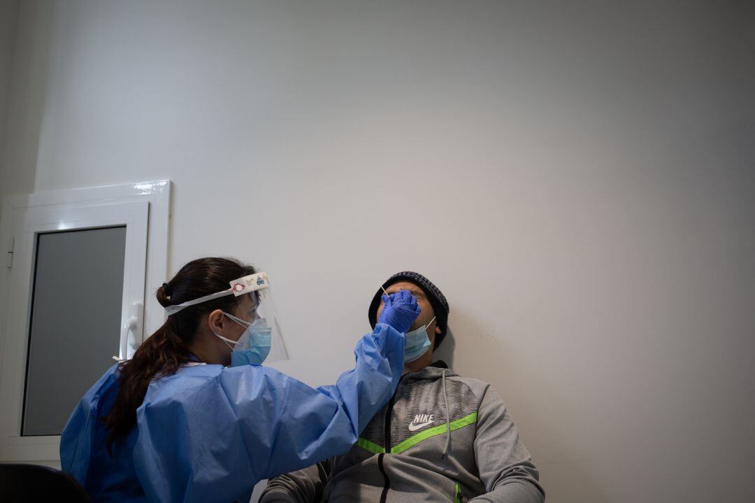 Archivo - Un hombre se somete a una prueba PCR 