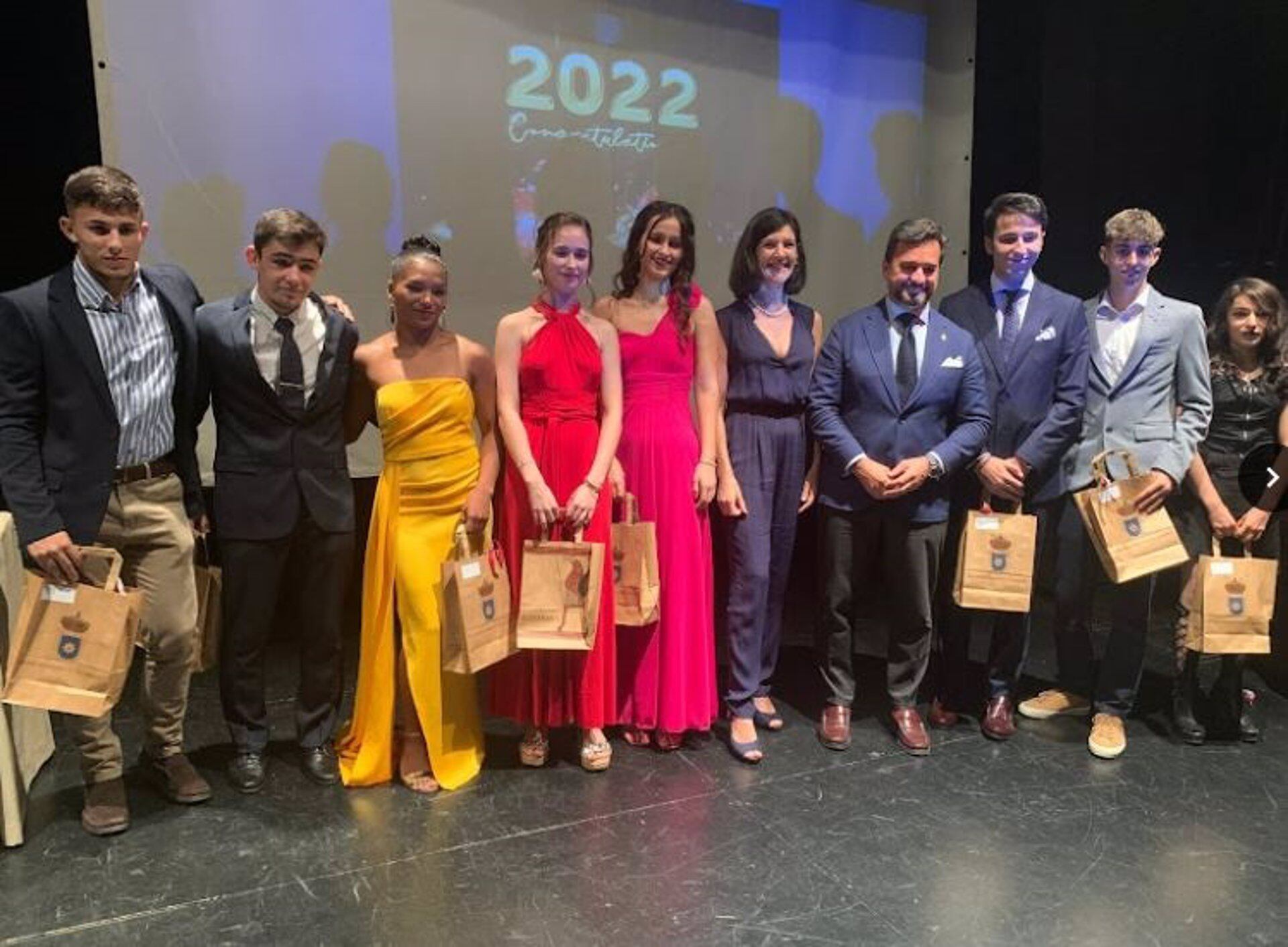 25/06/2022 El consejero de Educación y Deporte en funciones, Manuel Alejandro Cardenete,  en la graduación del IES Arrabal de Carmona.

El consejero de Educación y Deporte en funciones, Manuel Alejandro Cardenete, ha destacado que el curso 2021/22, ha estado marcado por la vuelta a la presencialidad al cien por cien el refuerzo de la plantilla docente y el impulso a la Formación Profesional (FP). Así, el consejero ha calificado este curso que ahora concluye de &quot;absolutamente normal&quot; gracias al esfuerzo colectivo de toda la comunidad educativa que ha sabido adaptarse a las nuevas circunstancias producidas por la pandemia.

SOCIEDAD 
JUNTA DE ANDALUCÍA
