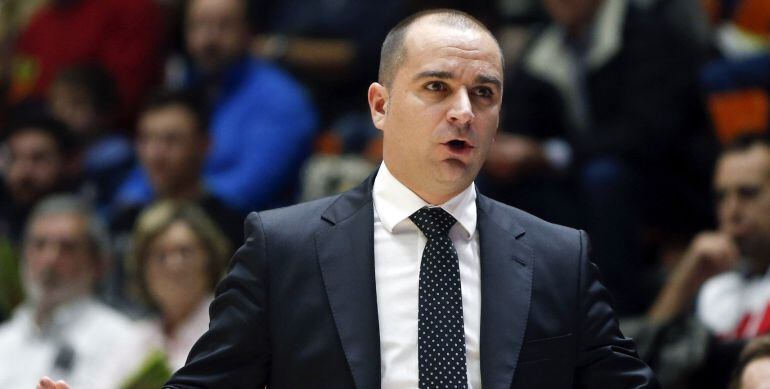 El entrenbador del Bilbao Basket, Carles Durán, durante el partido de la Liga ACB ante el Valencia Basket disputado esta tarde en el pabellón Fuente San Luis