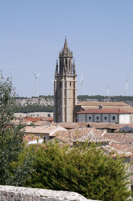 Vista de la torre de la Colegiata de San Miguel conocida como la &quot;Giralda de Campos&quot;