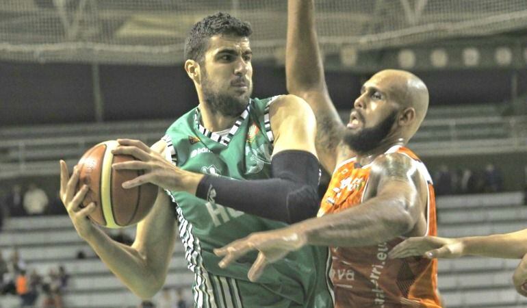 Kyle Rowley encima a un rival en Huesca.