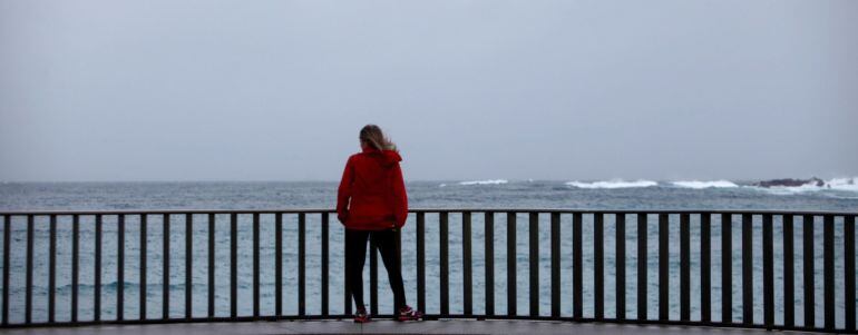 Una mujer observaba el mar en la ciudad de A Coruña