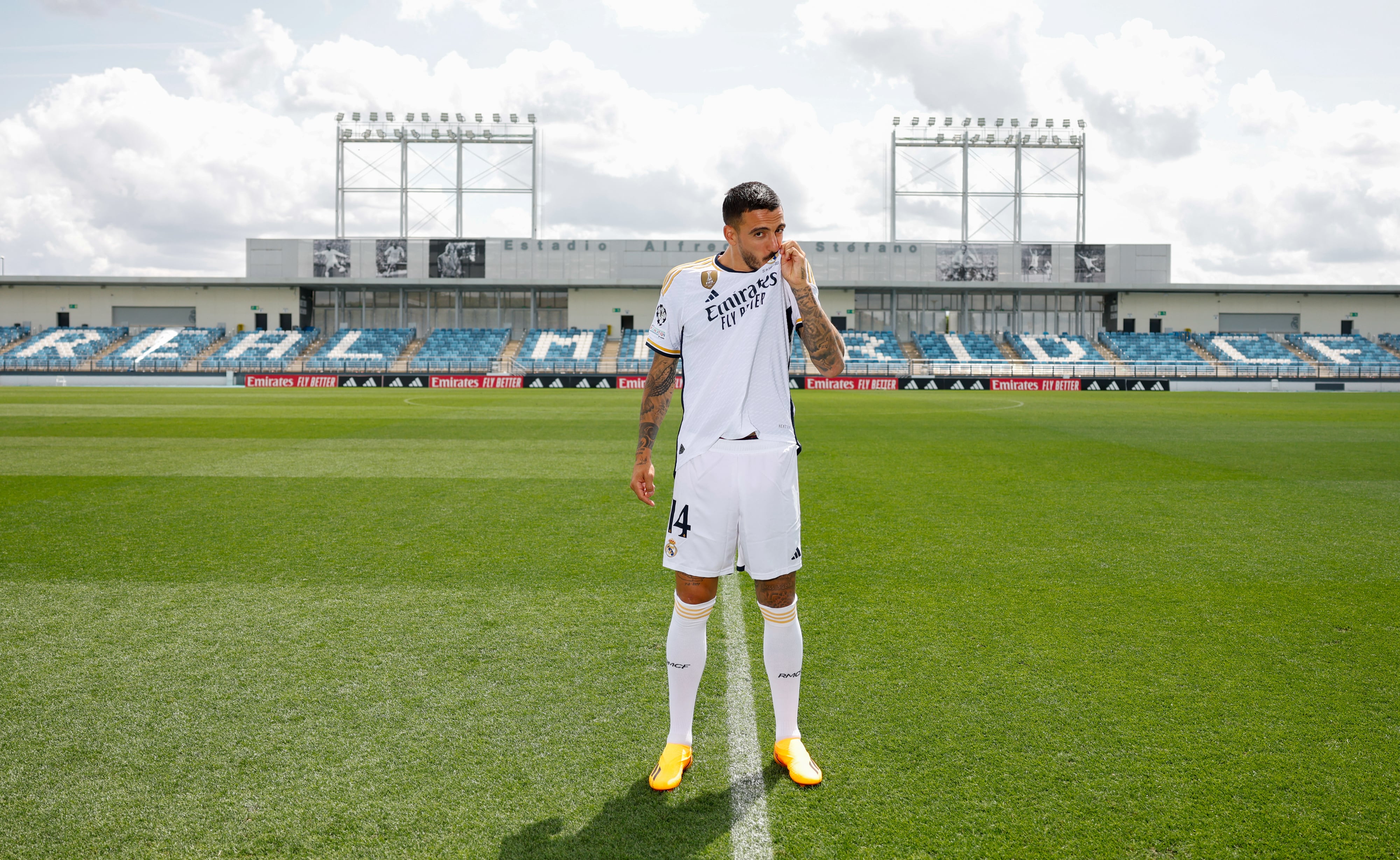 Joselu se besa el escudo vestido con su nueva equipación, en el Alfredo Di Stéfano.