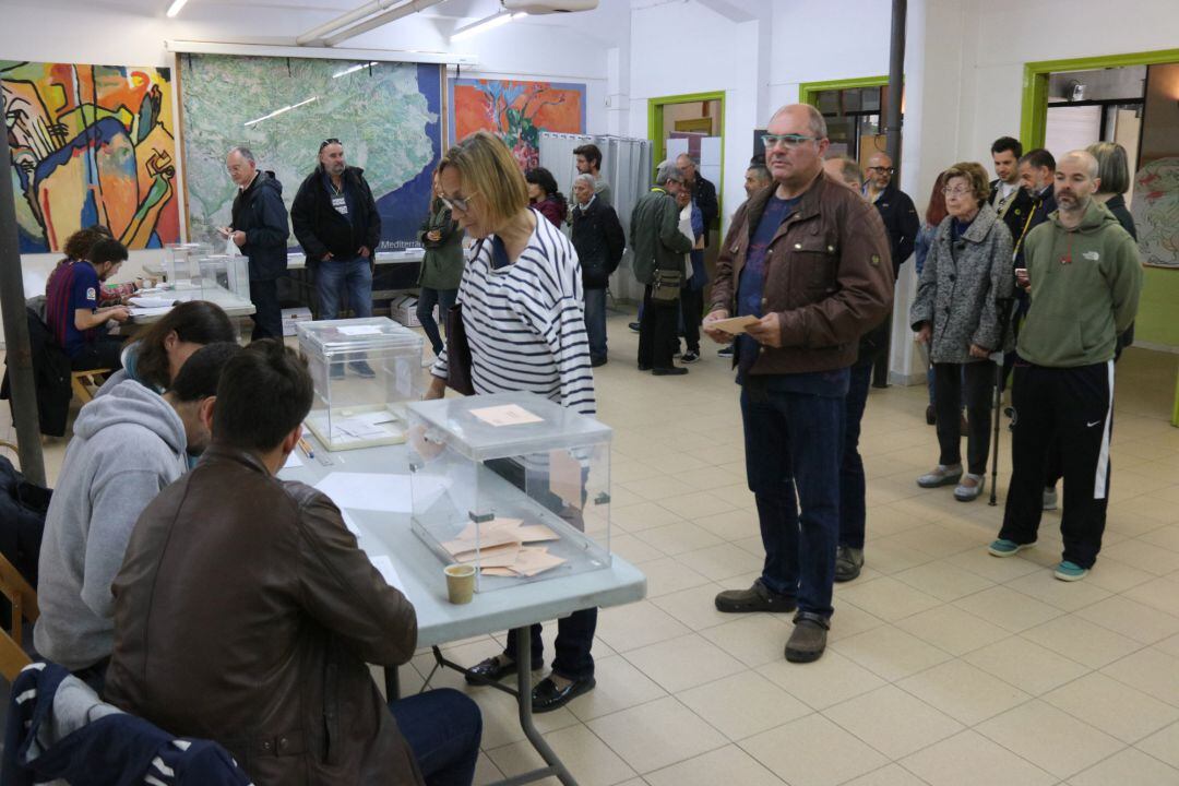 L'Escola Eiximenis de Girona amb els primers votants aquest matí