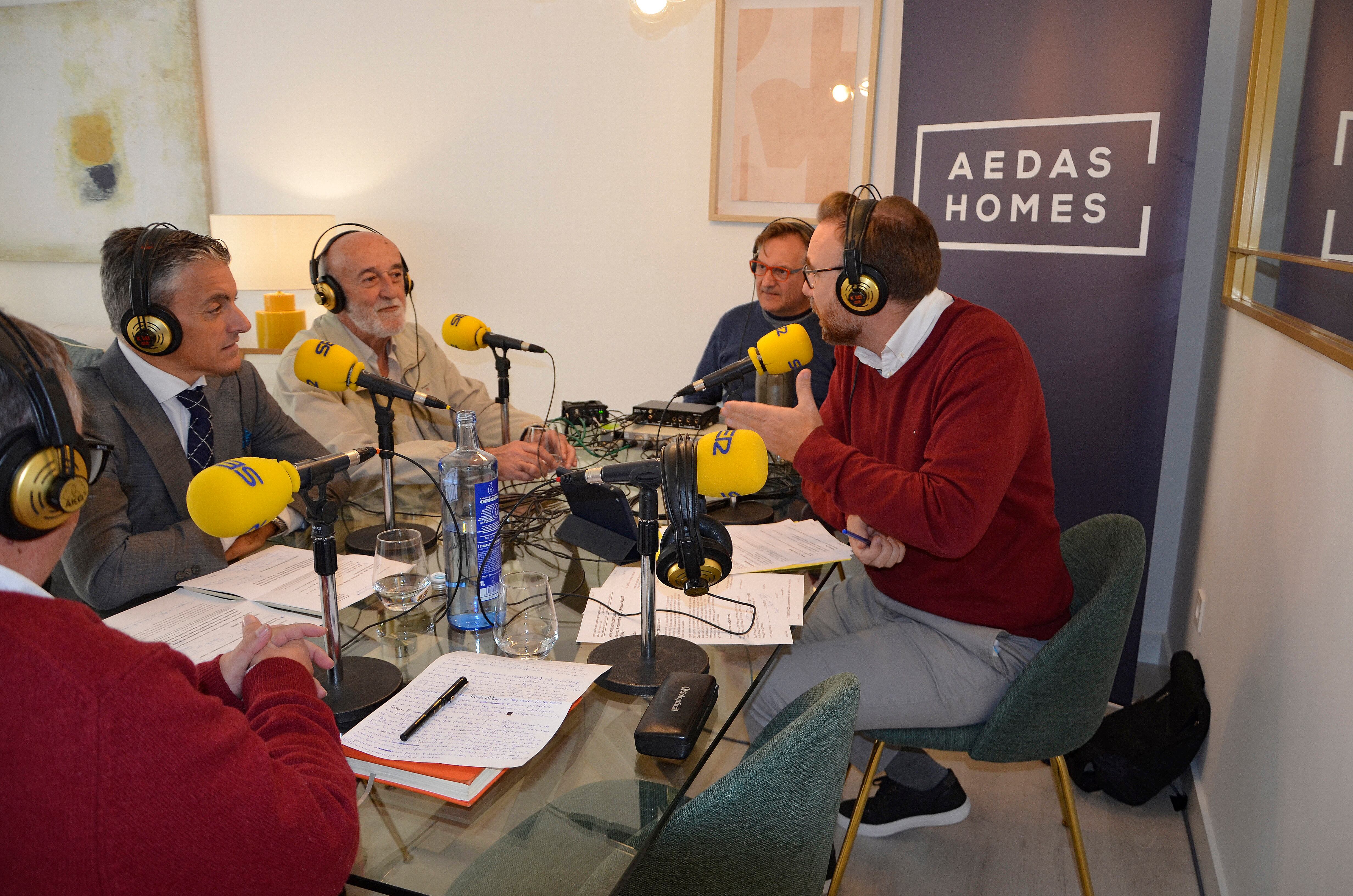 Desde el piso piloto de Aedas Home, en la avenida de Turruñuelos. Con Juan Eusebio Benito, decano de Colegio de Arquitectos de Córdoba, Diego Chacón, director territorial de Aedas Home en Andalucía y Antonio Toledano, presidente de la Federación de AAVV Alzahara