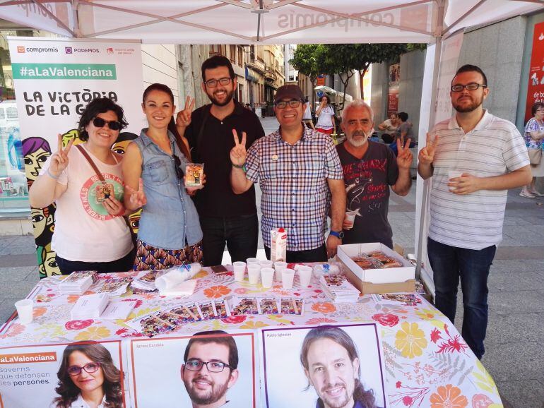 Miembros de Compromís repartiendo horchata y valencianas