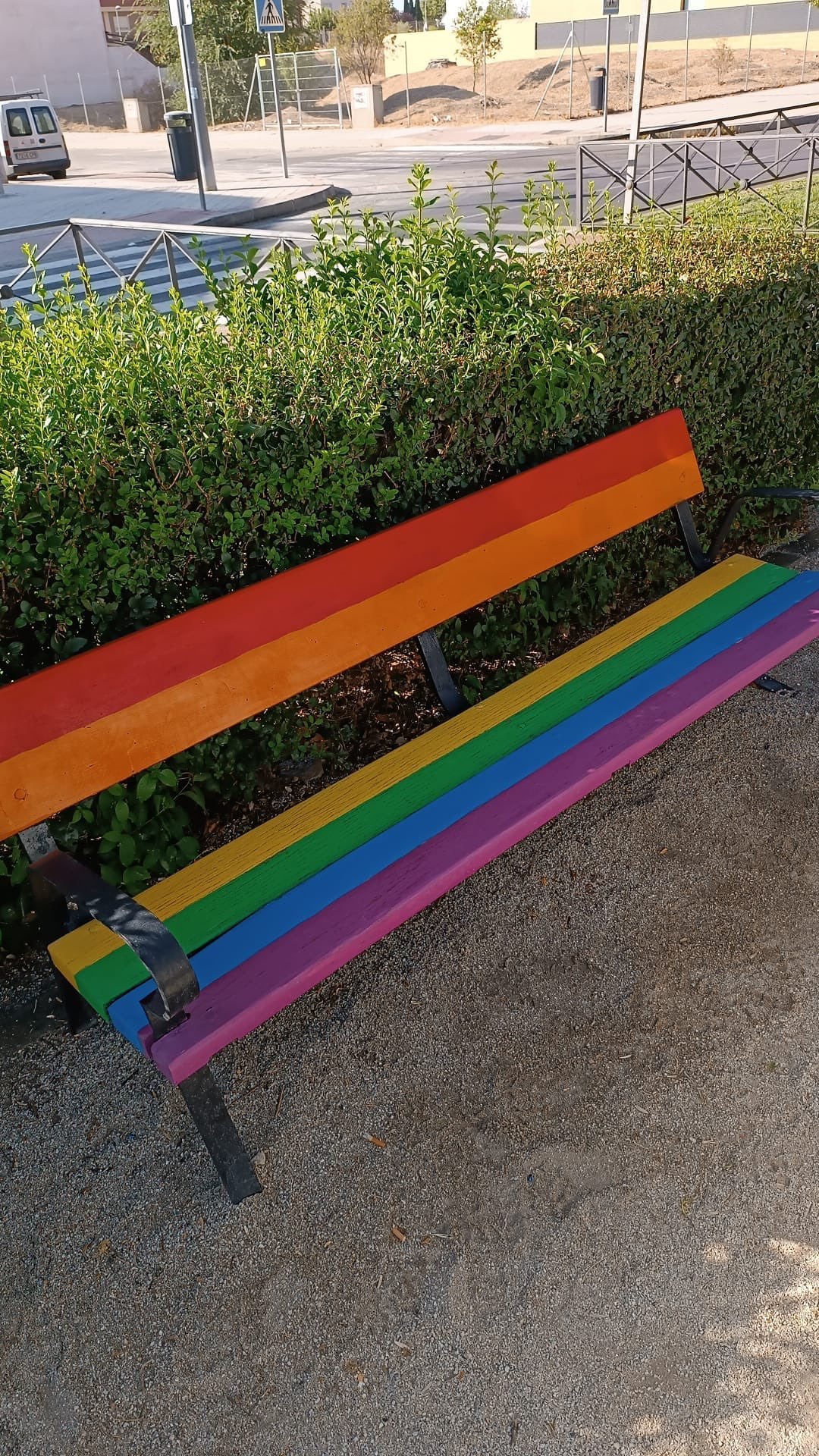 El banco arcoíris repintado en Fuenlabrada