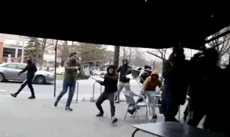 Pelea entre aficionados del Barça y del Alavés