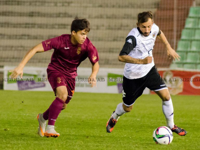 Aitor García en un lance de juego sobre el césped del Romano