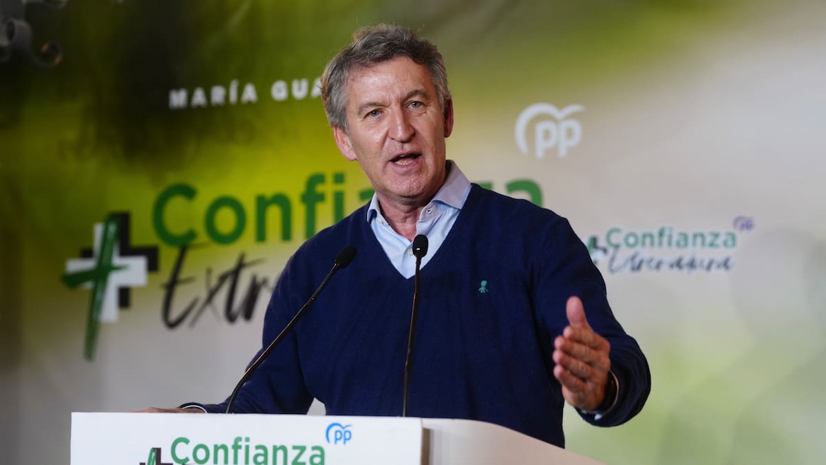 El PP debate si meter a Vox en su gobierno extremeño mientras el PSOE trata de salir a flote con su "escudo social"