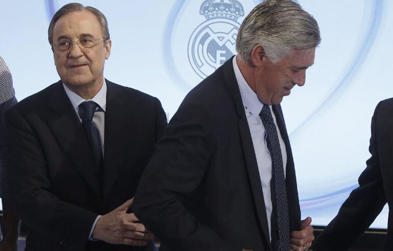 El presidente del Real Madrid, Florentino Pérez, junto a Carlo Ancelotti en la presentación de la aplicación del club blanco.