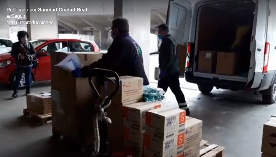 Descarga de equipos donados en el HGUCR