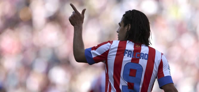 El delantero colombiano del Atlético de Madrid Radamel Falcao celebra el gol que acaba de marcar, el segundo de su equipo frente al Granada, durante el partido de la trigésima primera jornada de liga en Primera División que se disputa en el estadio Vicent