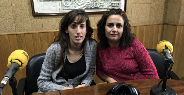 Susana Zomeño (d) en una imagen de archivo de la Escuela de Salud, en SER Cuenca, junto a la directora de Parkinson Cuenca, Beatriz Hernández (i)