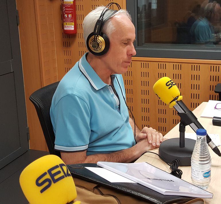 Luis Domingo González en los estudios de la Ser