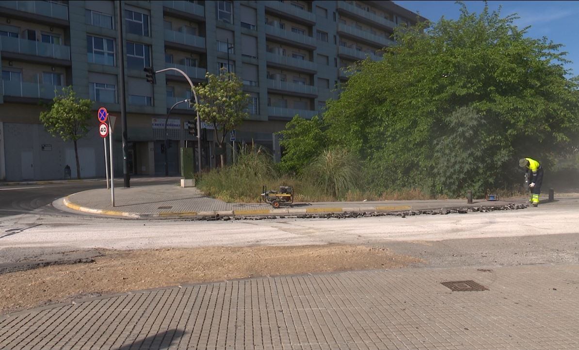 Un operario trabaja en el asfaltado en la carretera de acceso al Polígono Alcodar.