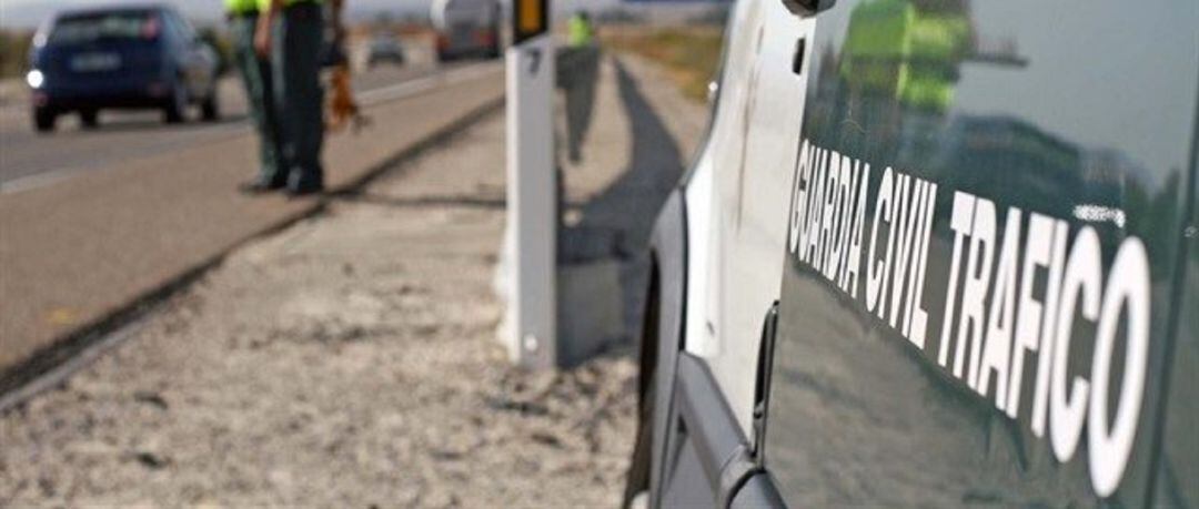 Un vehículo de la Guardia Civil de Tráfico