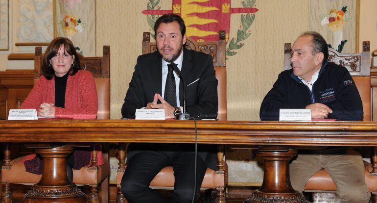 La concejala de Medio Ambiente, el alcalde de Valladolid y el presidente de los industriales del Val durante la rueda de prensa.