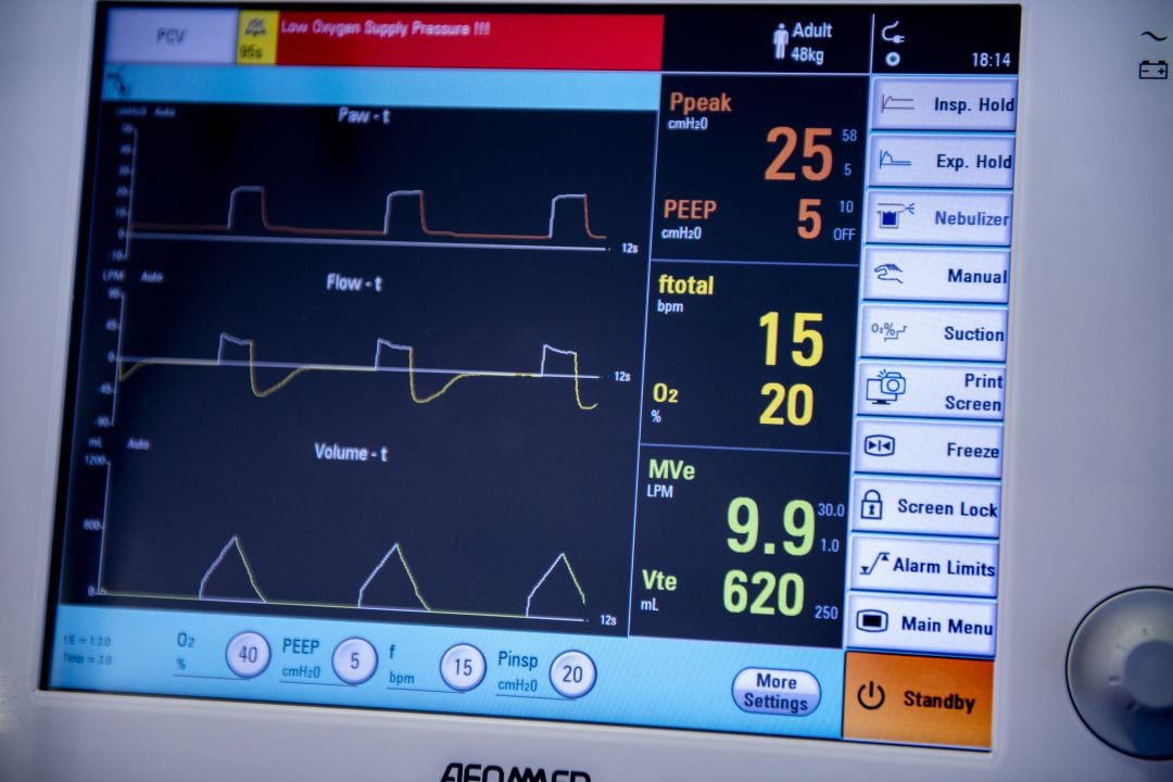 Pantalla de un respirador en el Hospital San Pedro de Logroño.