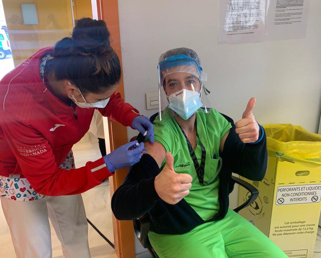 Vacunación contra la covid de profesionales de una residencia de mayores del grupo Alfaguara en Loja (Ganada)