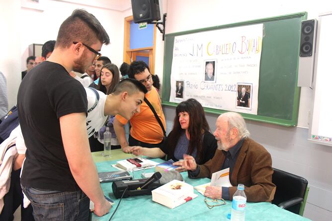 Coincidiendo con el Día del Libro, la Fundación Vallecas Todo Cultura cierra la XV edición de Vallecas Calle del Libro , más de un mes de actividades en torno al libro y al fomento de la lectura que han tenido al premio Cervantes José Manuel Caballero Bon