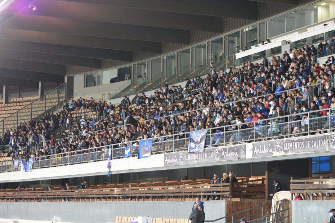 Aficionados del Xerez CD en Chapín durante el partido ante el Conil