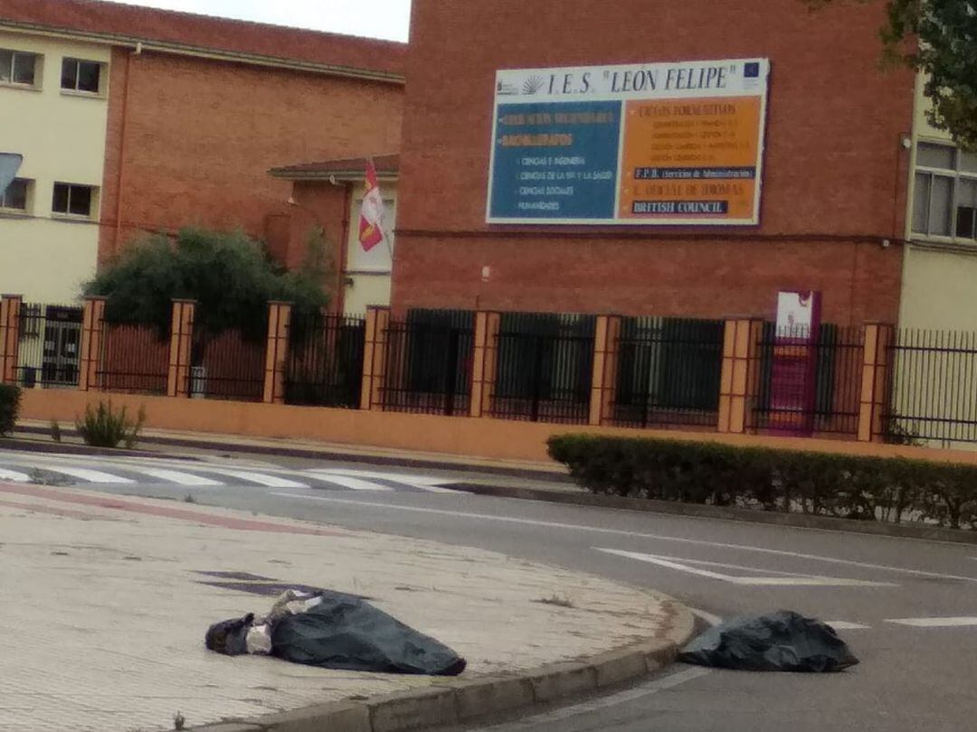 Bolsas de basura movidas por el viento junto al IES León Felipe de Benavente