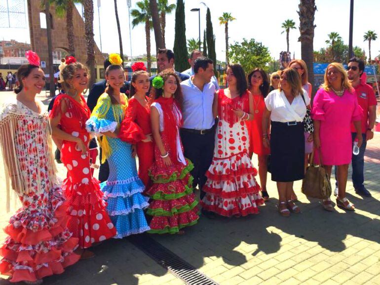 Juanma Moreno visita el recinto ferial con miembros del partido local