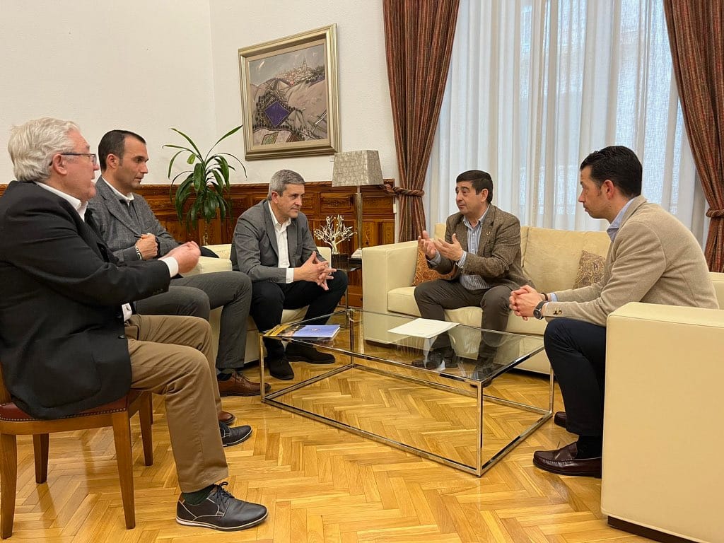 El presidente de la Diputación de Jaén, Francisco Reyes (centro) durante la reunión con el presidente de la Federación Andaluza de Caza, José María Mancheño (a su derecha), y otros miembros de la FAC.