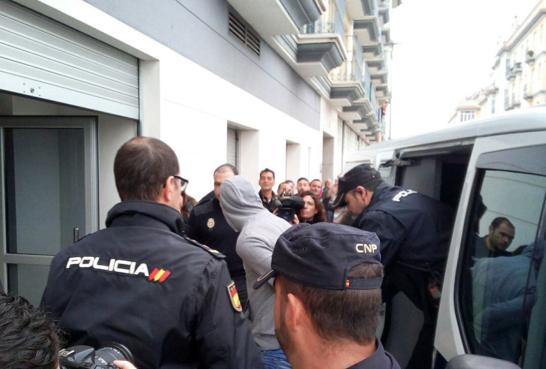 Uno de los detenidos entrando en el Juzgado de Don Benito