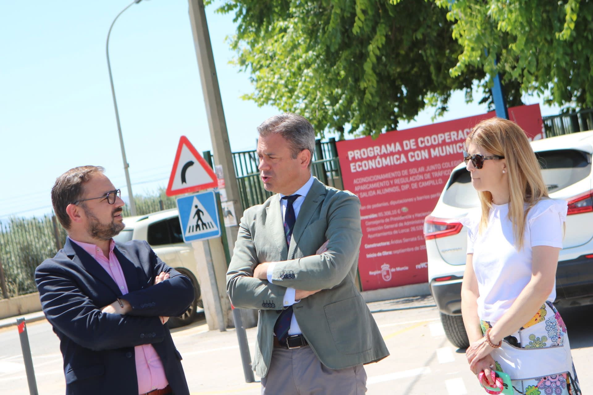 Marcos Ortuño, consejero de Presidencia junto al regidor lorquino, Diego José Mateos y Rosa Medina, edil del PP visitando el colegio Pasico Campillo