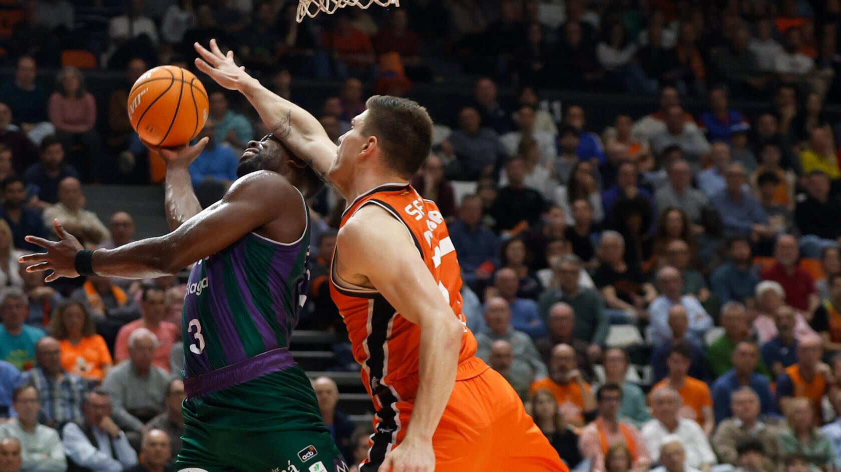 El alero canadiense del Unicaja Melvin Ejim baja varias semanas por una lesión muscular