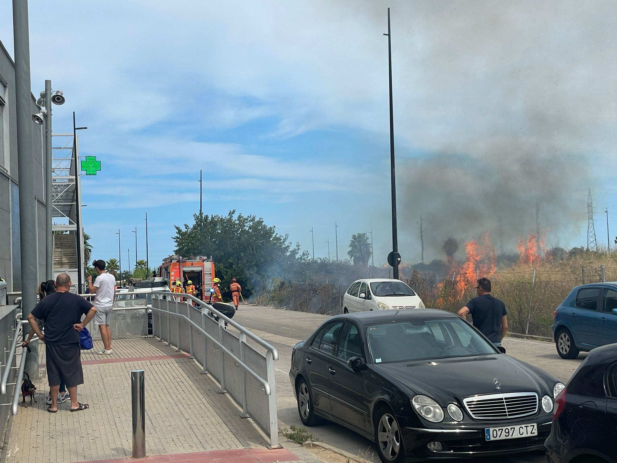 Incendio en una zona de matorrales, junto a La Vital, este miércoles por la tarde.