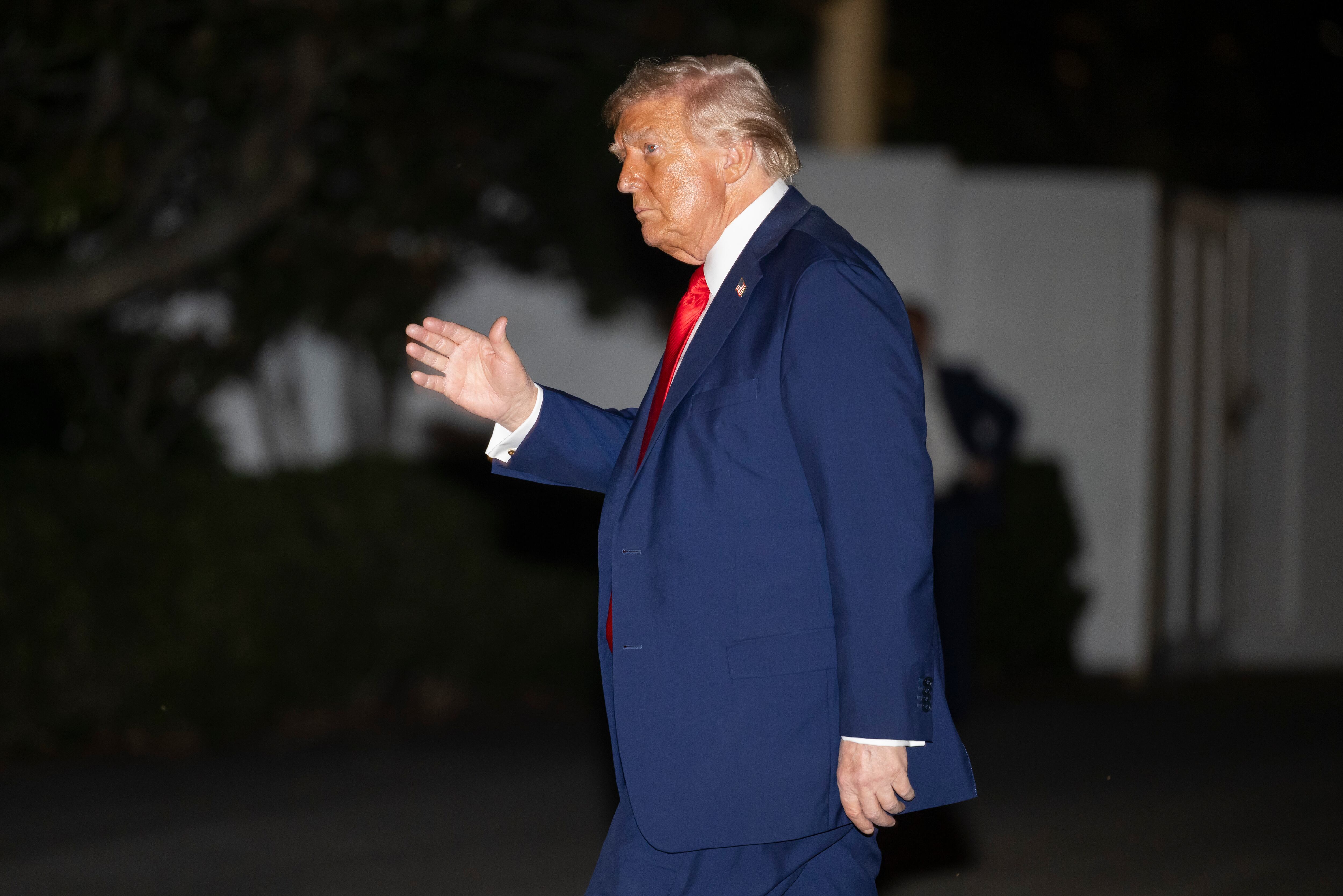 El presidente estadounidense Donald Trump regresa a la Casa Blanca tras el funeral del activista conservador asesinado Charlie Kirk, en Washington D. C., EEUU, el 21 de septiembre de 2025. El presidente no respondió a ninguna pregunta de los periodistas.